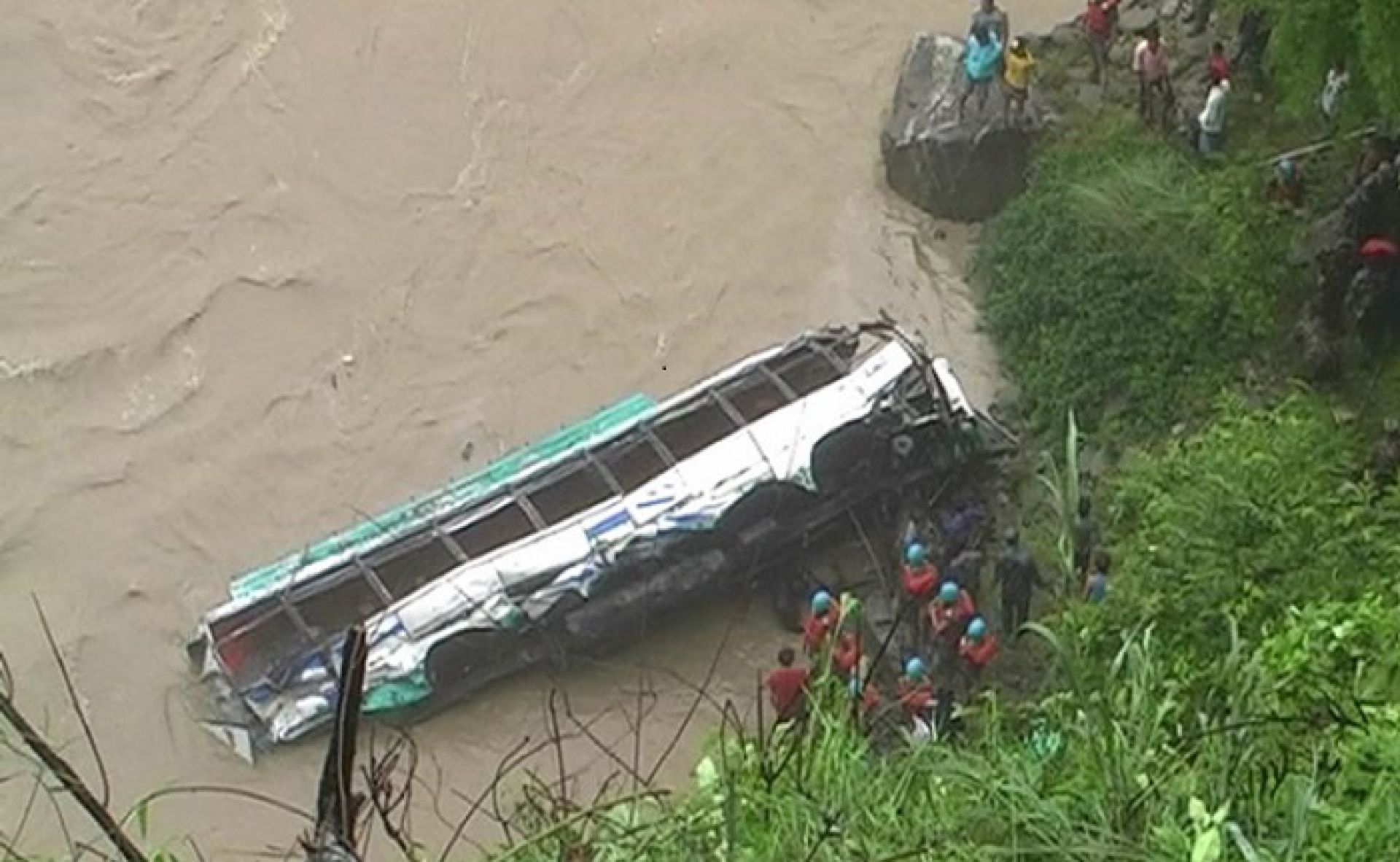 त्रिशूली नदीमा बस खस्योः १५ जना घाइतेको उद्धार
