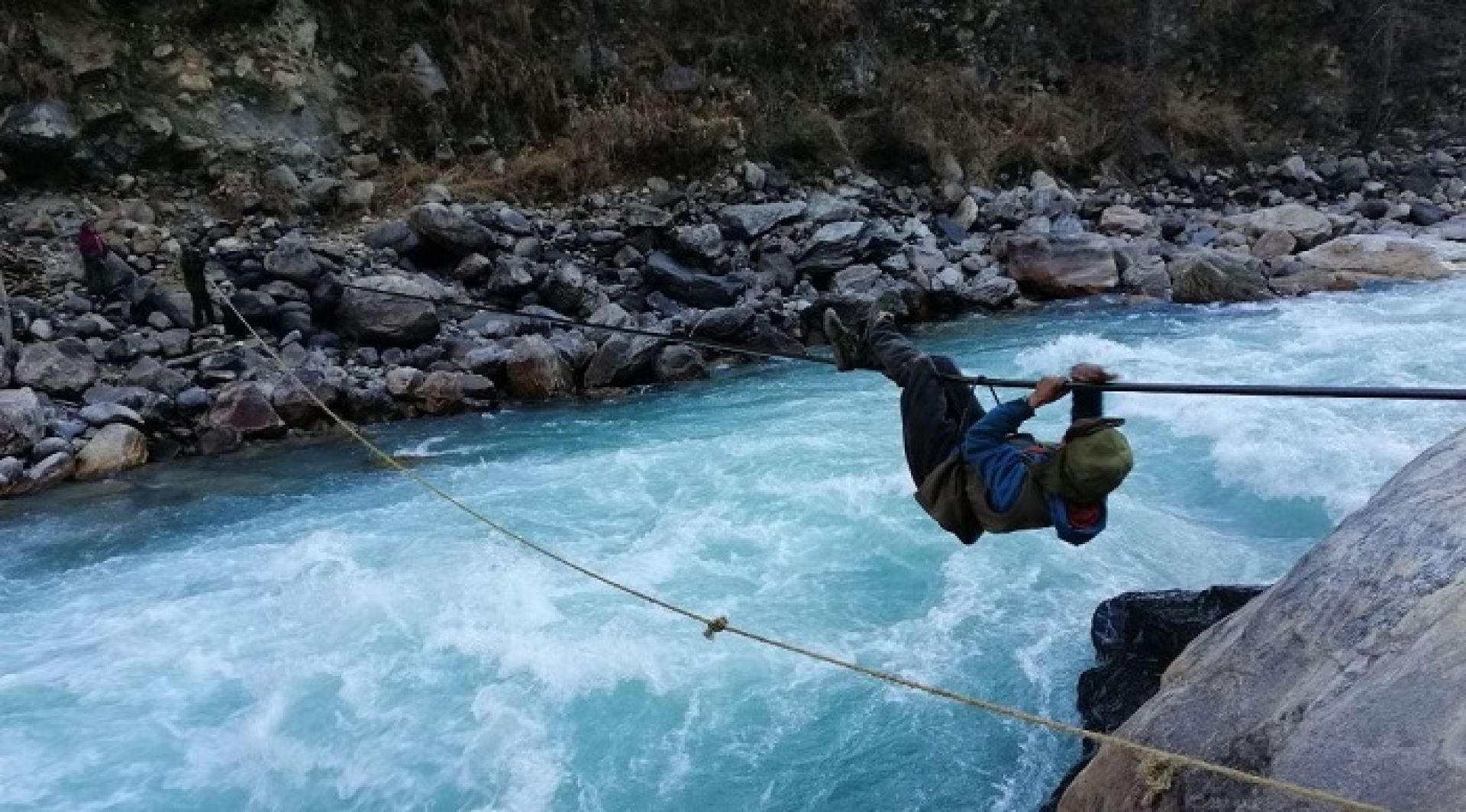 छ जना बालबालिकासहित तुईनमा आठ जना अड्किएपछि