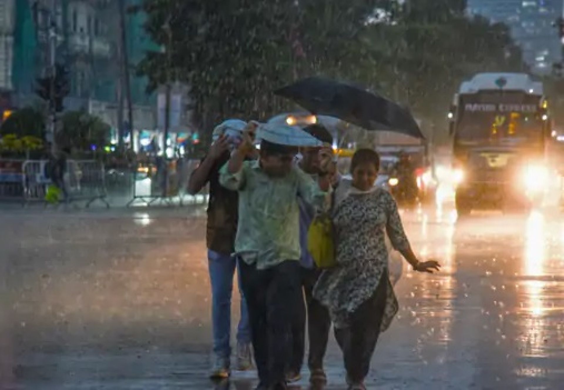 खराब मौसमले भारतका विभिन्न राज्य प्रभावित, दिल्लीका उडान जयपुर डाइभर्ट 